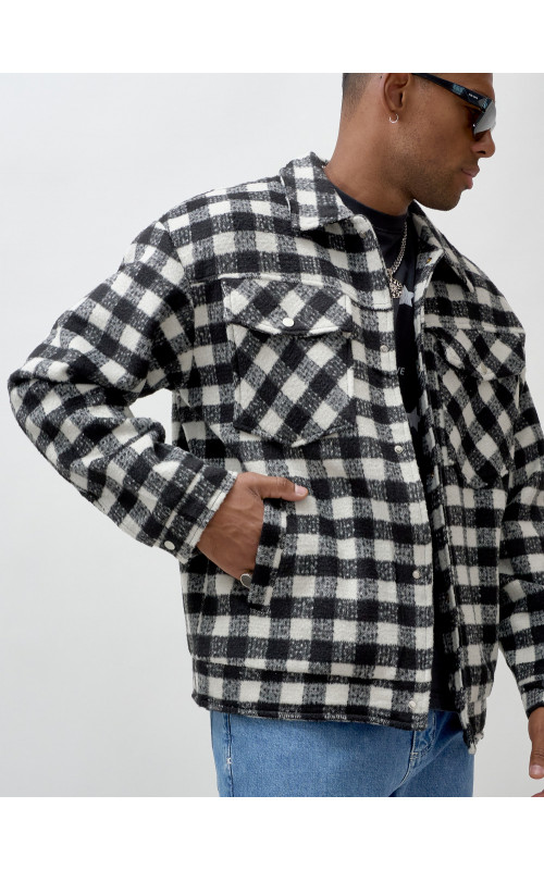 Мужская шерстяная рубашка прямого кроя в клетку.