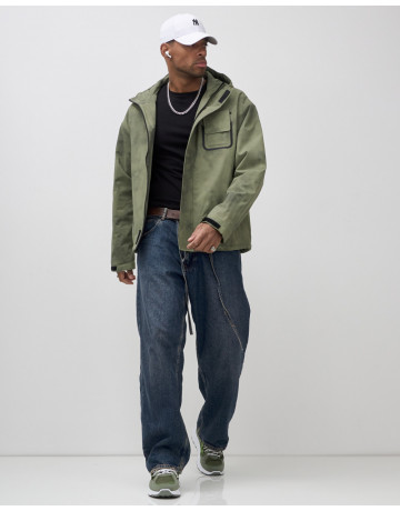 Спортивная мужская куртка для активного отдыха.