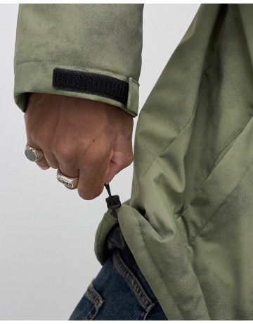 Спортивная мужская куртка для активного отдыха.