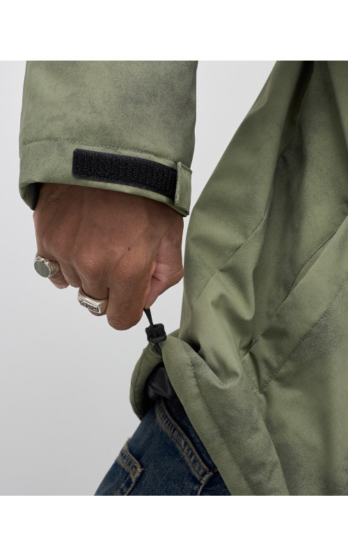 Спортивная мужская куртка для активного отдыха.