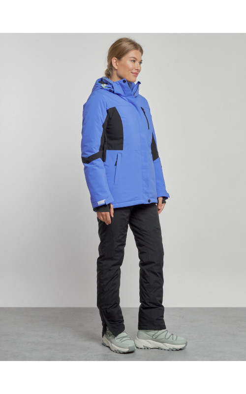 Женский горнолыжный костюм для зимних видов спорта.