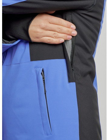 Женский горнолыжный костюм для зимних видов спорта.