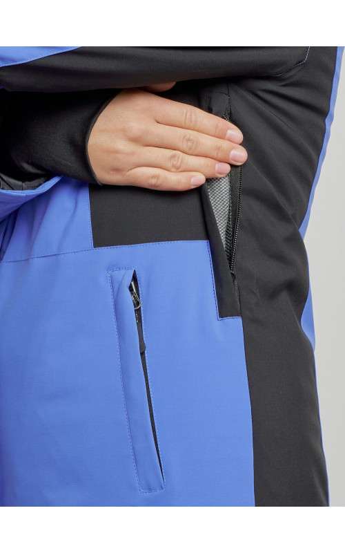 Женский горнолыжный костюм для зимних видов спорта.