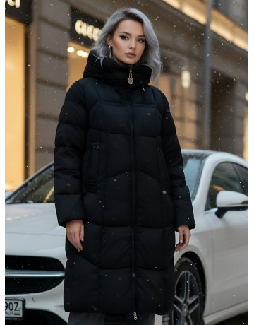 Длинный женский пуховик с капюшоном.