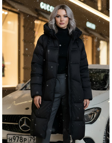 Длинный женский пуховик с капюшоном.
