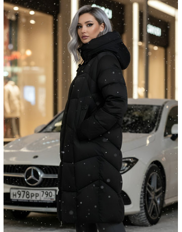Длинный женский пуховик с капюшоном.