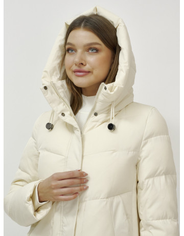 Зимний пуховик с воротником-стойкой.