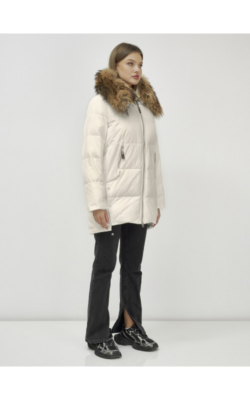 Женская зимняя куртка с меховой опушкой.