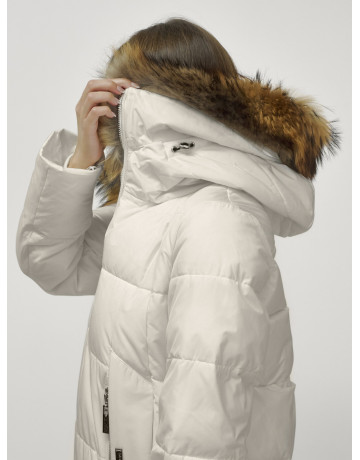 Женская зимняя куртка с меховой опушкой.