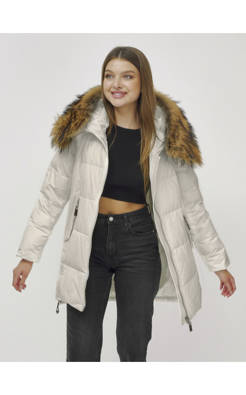Женская зимняя куртка с меховой опушкой.