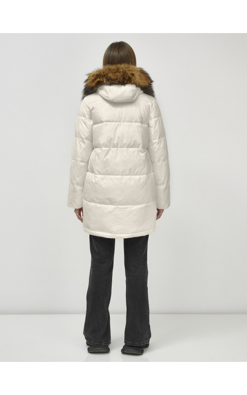 Женская зимняя куртка с меховой опушкой.