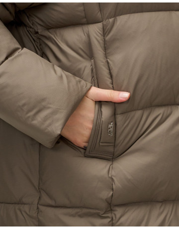 Женская зимняя куртка с капюшоном: стиль и комфорт для холодной зимы