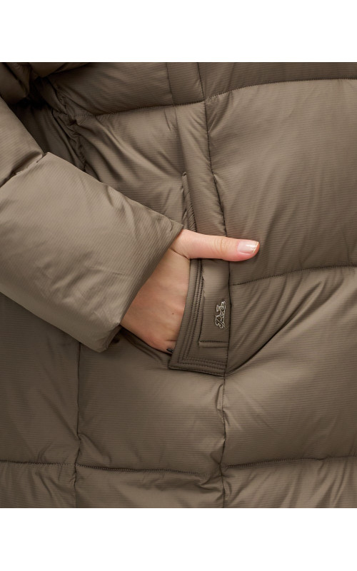 Женская зимняя куртка с капюшоном: стиль и комфорт для холодной зимы