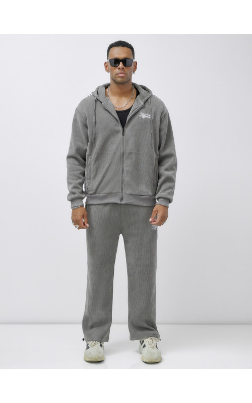 Мужской спортивный костюм для активного образа жизни.