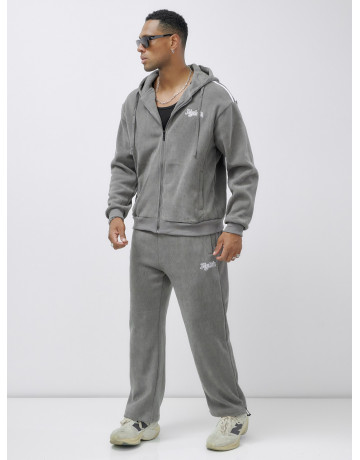 Мужской спортивный костюм для активного образа жизни.