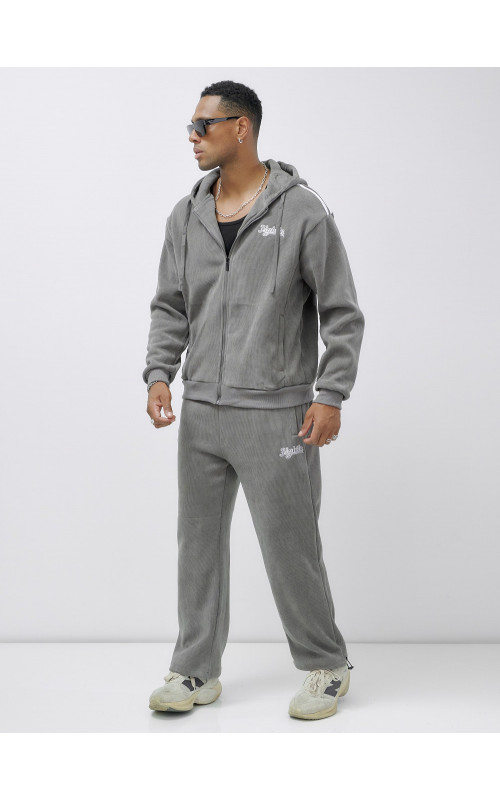 Мужской спортивный костюм для активного образа жизни.