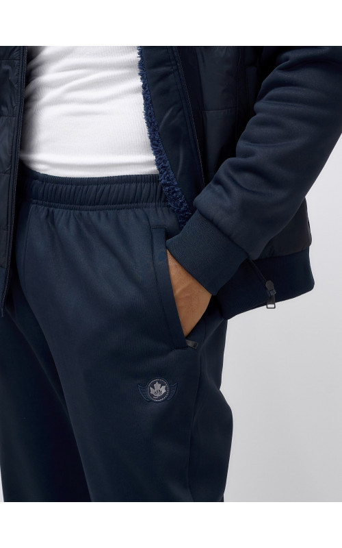 Мужской зимний спортивный костюм для активного отдыха.