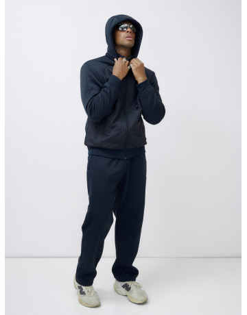 Мужской зимний спортивный костюм для активного отдыха.