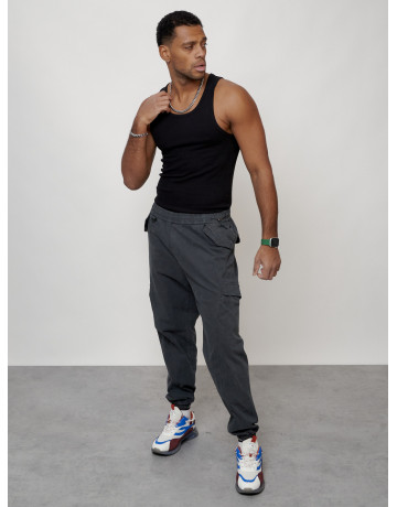 Мужские брюки зауженного кроя.