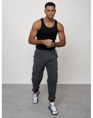 Мужские брюки зауженного кроя.