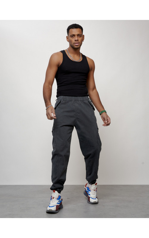 Мужские брюки зауженного кроя.