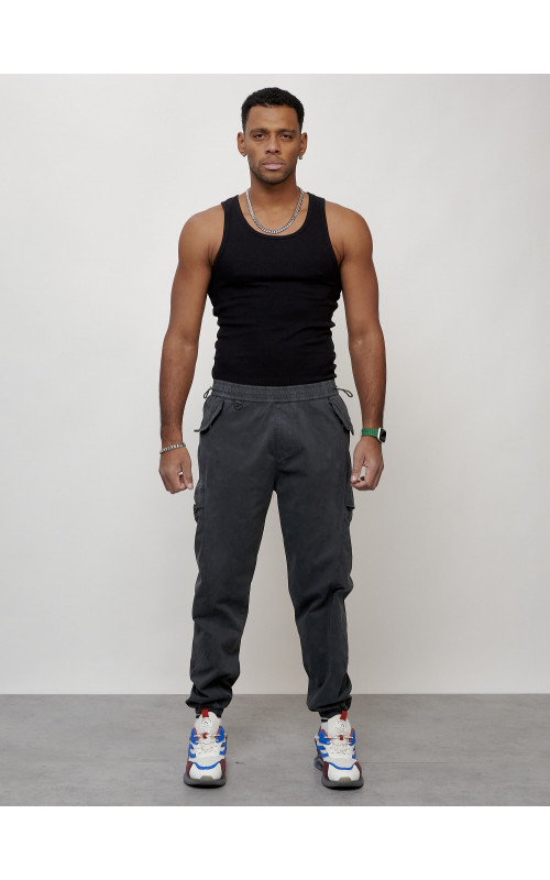 Мужские брюки зауженного кроя.