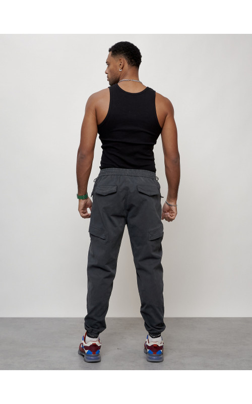 Мужские брюки зауженного кроя.