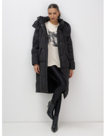Длинный женский пуховик с капюшоном.