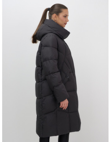 Длинный женский пуховик с капюшоном.