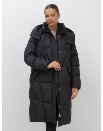Длинный женский пуховик с капюшоном.
