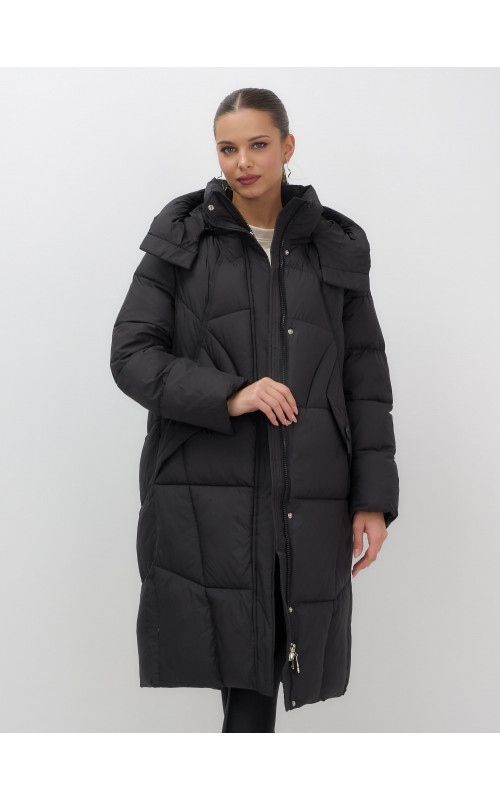 Длинный женский пуховик с капюшоном.