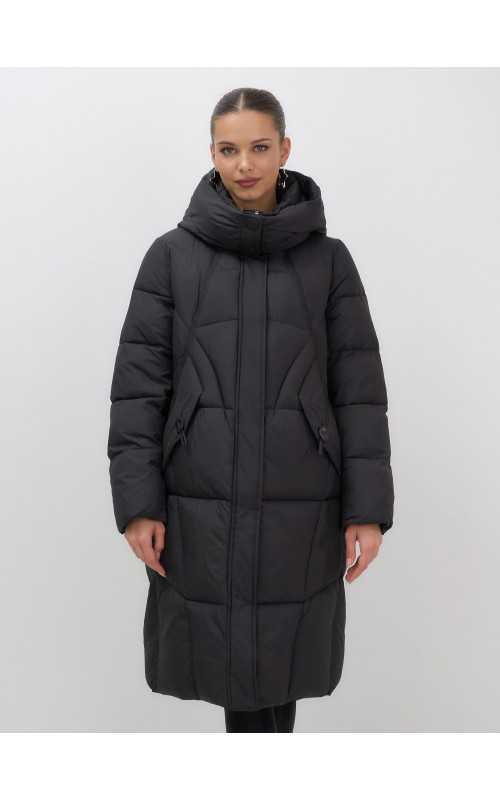Длинный женский пуховик с капюшоном.