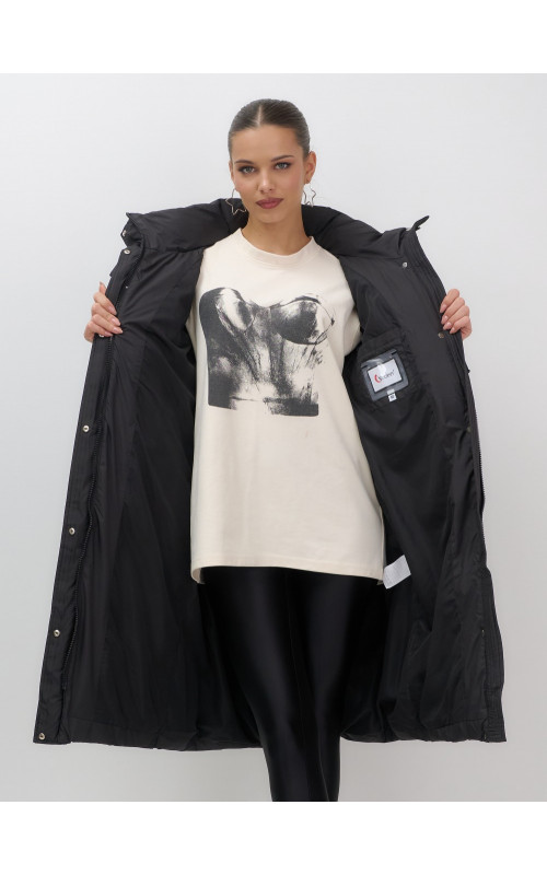 Длинный женский пуховик с капюшоном.