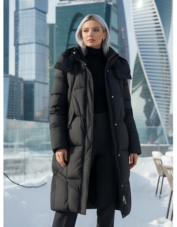 Длинный женский пуховик с капюшоном.
