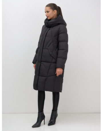 Длинный женский пуховик с капюшоном.