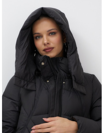 Длинный женский пуховик с капюшоном.