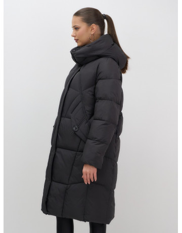 Длинный женский пуховик с капюшоном.
