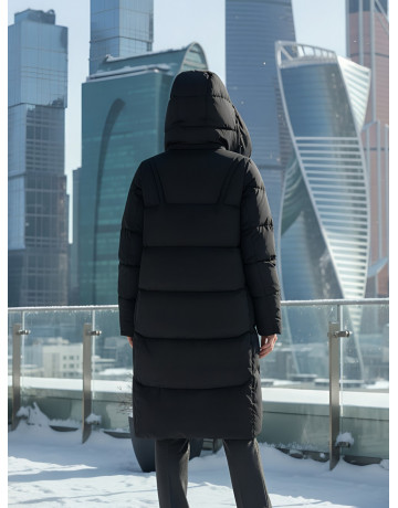 Длинный женский пуховик с капюшоном.