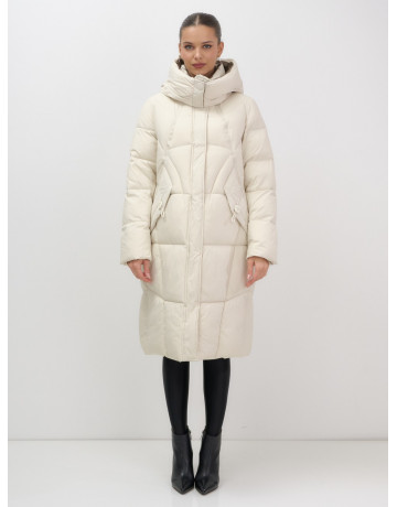 Длинный женский пуховик с капюшоном.