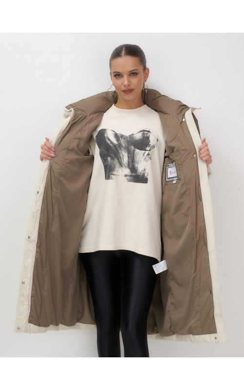 Длинный женский пуховик с капюшоном.