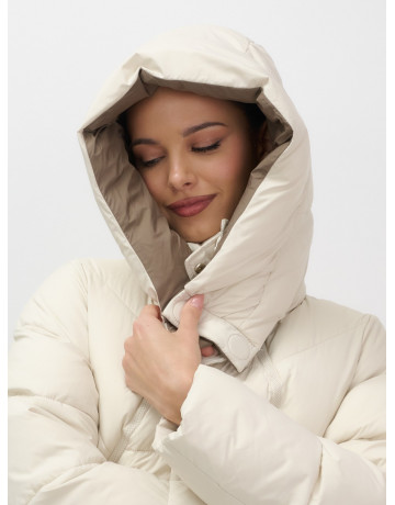 Длинный женский пуховик с капюшоном.