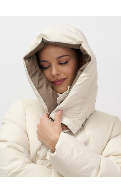 Длинный женский пуховик с капюшоном.