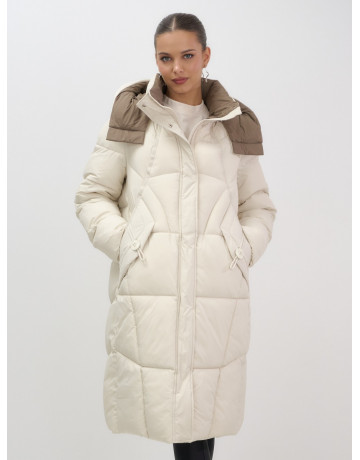 Длинный женский пуховик с капюшоном.