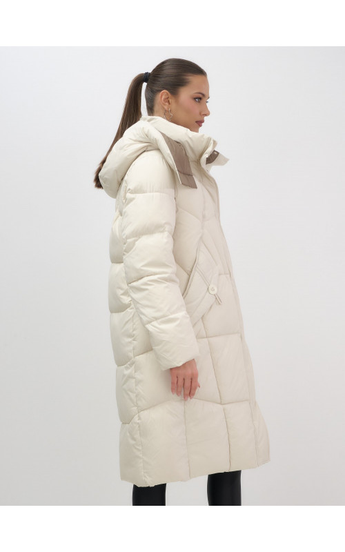 Длинный женский пуховик с капюшоном.