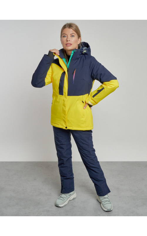 Женский горнолыжный костюм для зимних видов спорта.