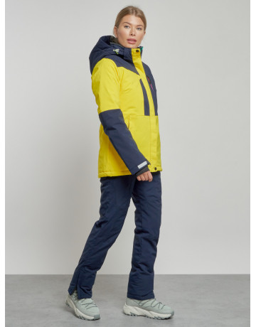 Женский горнолыжный костюм для зимних видов спорта.