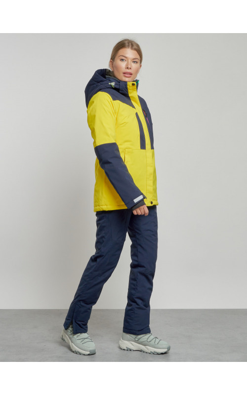 Женский горнолыжный костюм для зимних видов спорта.