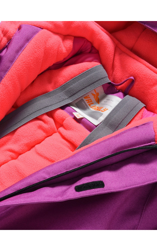 Зимний комбинезон для девочек для активных зимних игр.