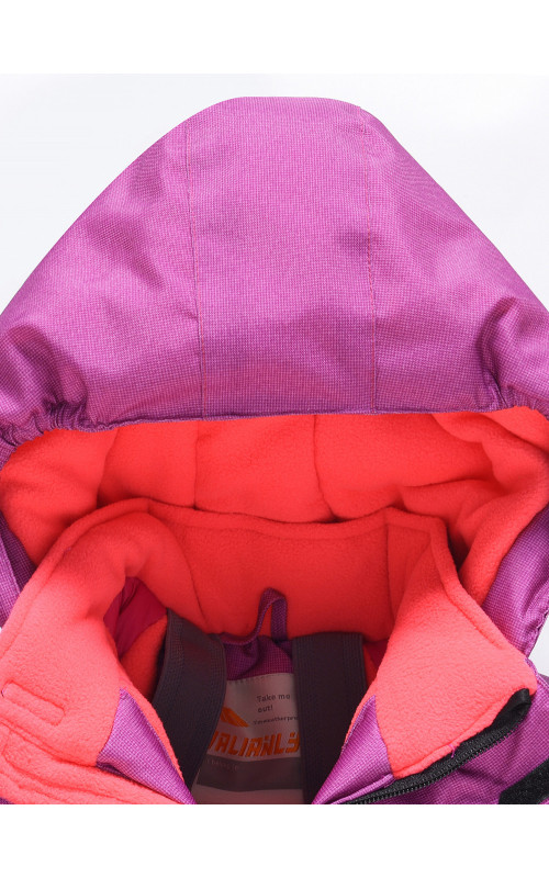 Зимний комбинезон для девочек для активных зимних игр.