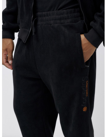 Утеплённый спортивный костюм для мужчин.